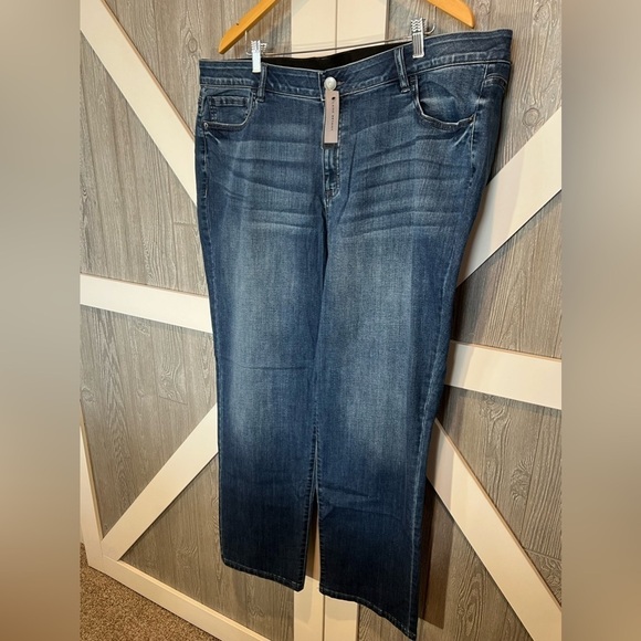 B10.20. NWT Lane Bryant VENEZIA MID-RISE Straight Bloom Wash 24 - Picture 3 of 6